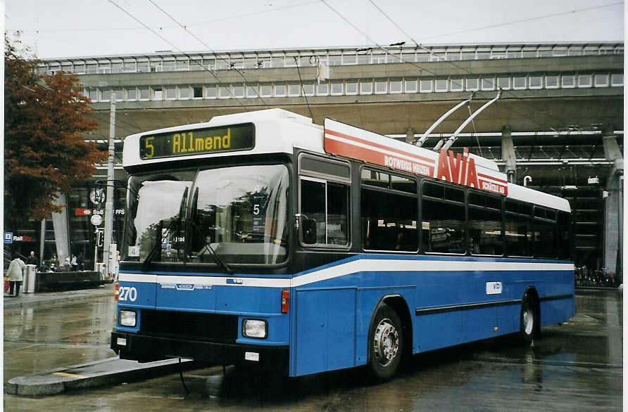 (078'415) - VBL Luzern - Nr. 270 - NAW/R&J-Hess Trolleybus am 11. Juli 2005 beim Bahnhof Luzern