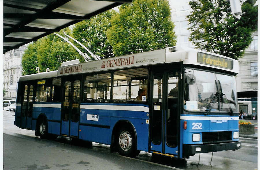 (078'417) - VBL Luzern - Nr. 252 - NAW/R&J-Hess Trolleybus am 11. Juli 2005 beim Bahnhof Luzern