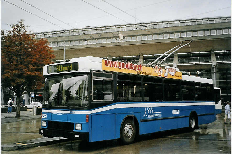 (078'425) - VBL Luzern - Nr. 259 - NAW/R&J-Hess Trolleybus am 11. Juli 2005 beim Bahnhof Luzern