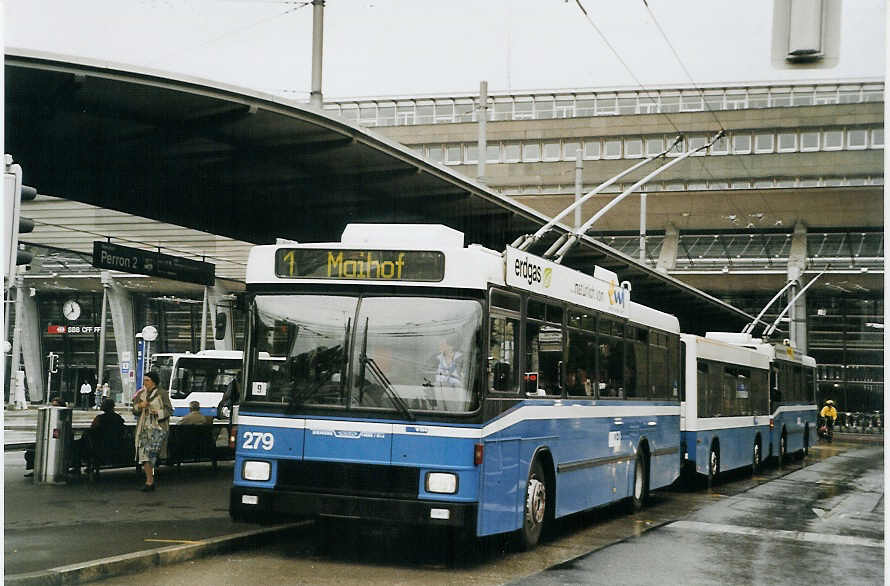 (078'426) - VBL Luzern - Nr. 279 - NAW/R&J-Hess Trolleybus am 11. Juli 2005 beim Bahnhof Luzern