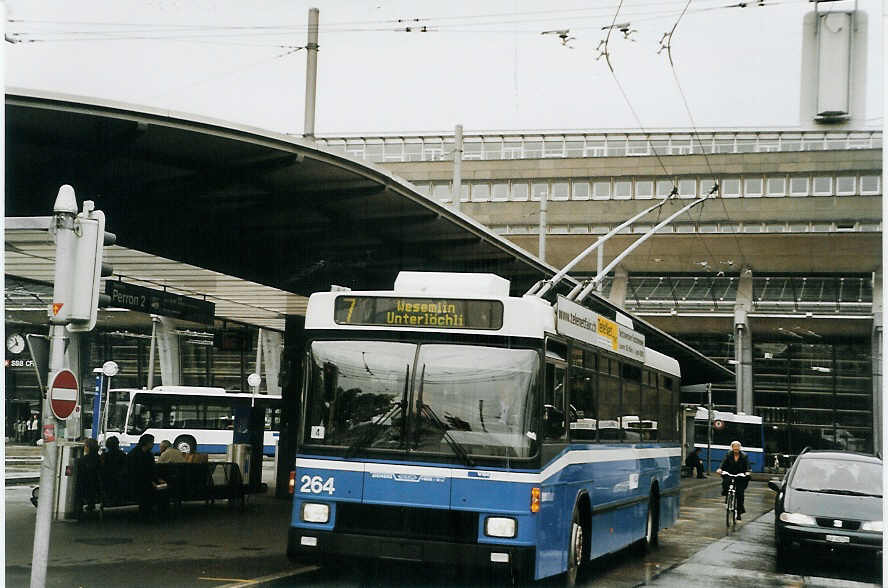 (078'427) - VBL Luzern - Nr. 264 - NAW/R&J-Hess Trolleybus am 11. Juli 2005 beim Bahnhof Luzern