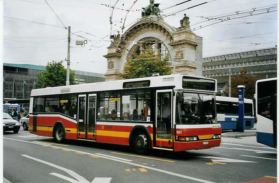 (078'515) - VBL Luzern - Nr. 521/LU 15'573 - Neoplan (ex Gowa, Luzern Nr. 21) am 11. Juli 2005 beim Bahnhof Luzern
