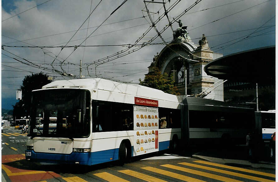 (078'531) - VBL Luzern - Nr. 203 - Hess/Hess Gelenktrolleybus am 11. Juli 2005 beim Bahnhof Luzern