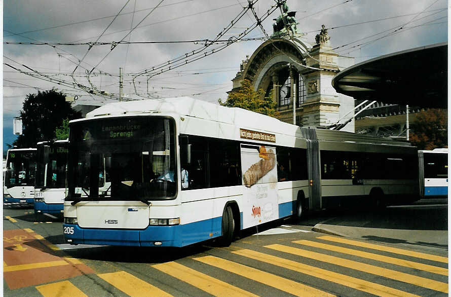 (078'601) - VBL Luzern - Nr. 205 - Hess/Hess Gelenktrolleybus am 11. Juli 2005 beim Bahnhof Luzern