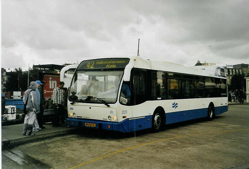 (078'635) - GVB Amsterdam - Nr. 223/BJ-GZ-12 - DAF/Berkhof am 20. Juli 2005 beim Bahnhof Amsterdam
