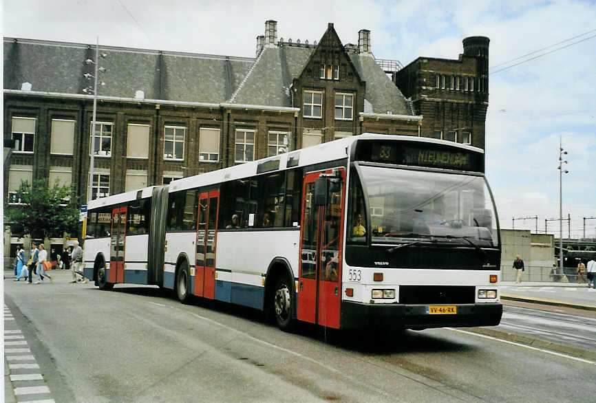 (078'713) - GVB Amsterdam - Nr. 553/VV-46-RK - Volvo/Berkhof am 20. Juli 2005 beim Bahnhof Amsterdam