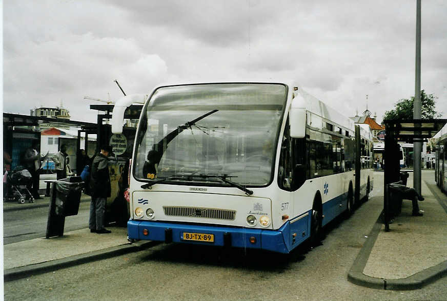(078'725) - GVB Amsterdam - Nr. 577/BJ-TX-89 - Volvo/Berkhof am 20. Juli 2005 beim Bahnhof Amsterdam