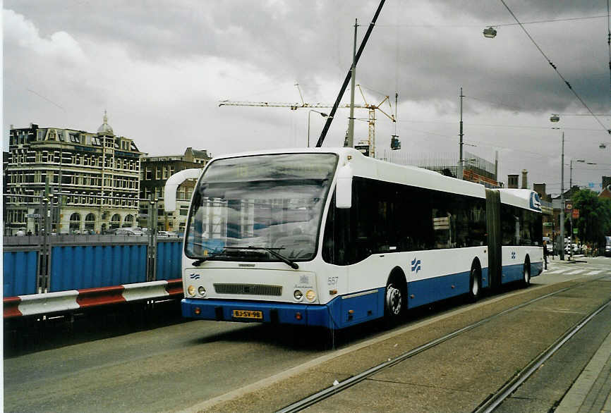 (078'732) - GVB Amsterdam - Nr. 557/BJ-SV-98 - Volvo/Berkhof am 20. Juli 2005 beim Bahnhof Amsterdam