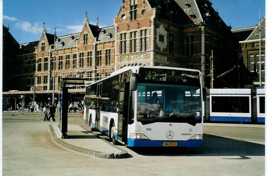 (078'734) - GVB Amsterdam - Nr. 4/BN-XF-41 - Mercedes am 20. Juli 2005 beim Bahnhof Amsterdam