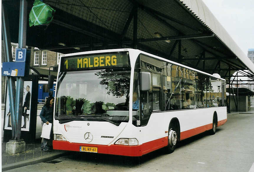 (079'001) - Stadsbus, Maastricht - Nr. 110/BL-RF-61 - Mercedes am 23. Juli 2005 beim Bahnhof Maastricht