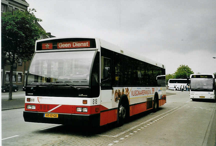 (079'009) - Stadsbus, Maastricht - Nr. 818/VT-17-GX - Volvo am 23. Juli 2005 beim Bahnhof Maastricht