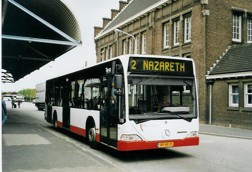 (079'013) - Stadsbus, Maastricht - Nr. 119/BP-BF-31 - Mercedes am 23. Juli 2005 beim Bahnhof Maastricht