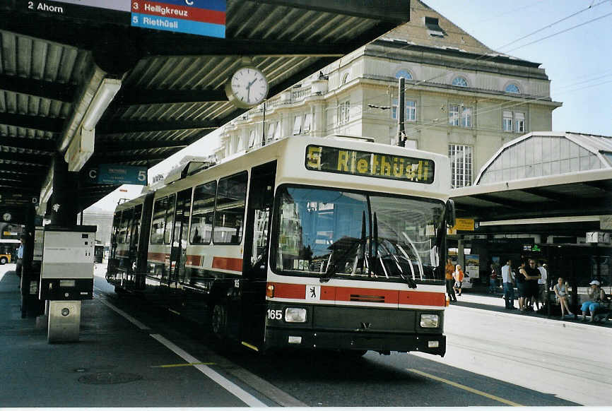 (079'205) - VBSG St. Gallen - Nr. 165 - NAW/Hess Gelenktrolleybus am 28. Juli 2005 beim Bahnhof St. Gallen
