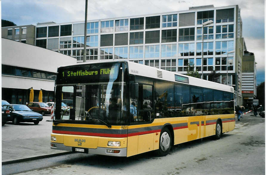 (079'714) - STI Thun - Nr. 101/BE 577'101 - MAN am 26. August 2005 beim Bahnhof Thun