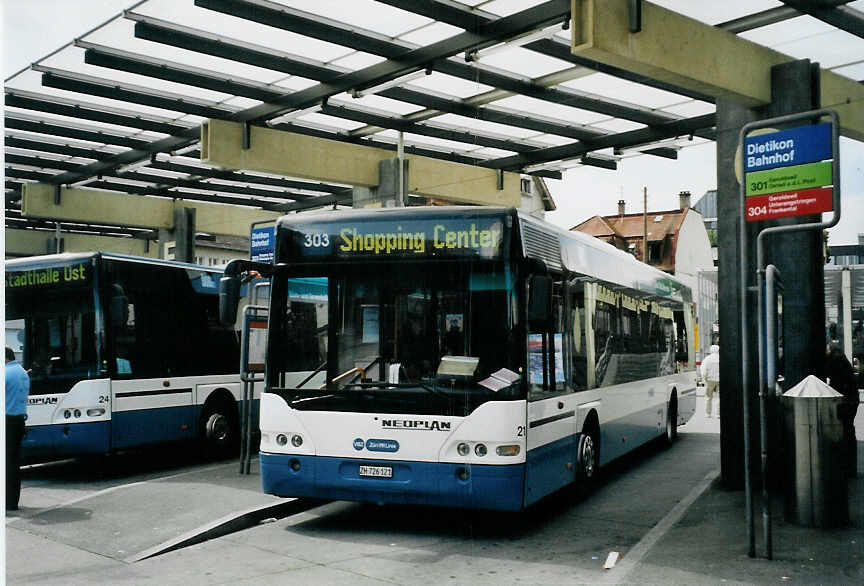 (080'032) - Limmat Bus, Dietikon - Nr. 21/ZH 726'121 - Neoplan am 28. August 2005 beim Bahnhof Dietikon