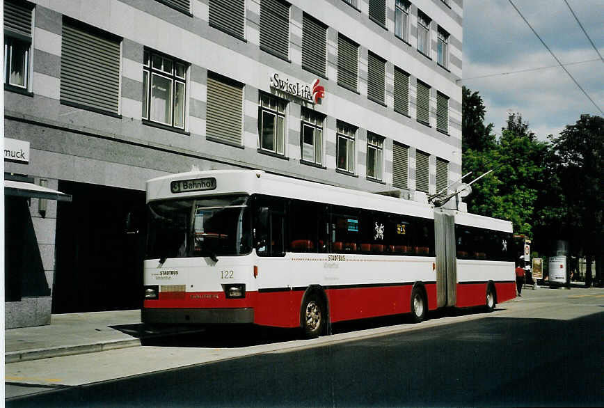 (080'110) - SW Winterthur - Nr. 122 - Saurer/FHS Gelenktrolleybus am 28. August 2005 in Winterthur, Schmidgasse