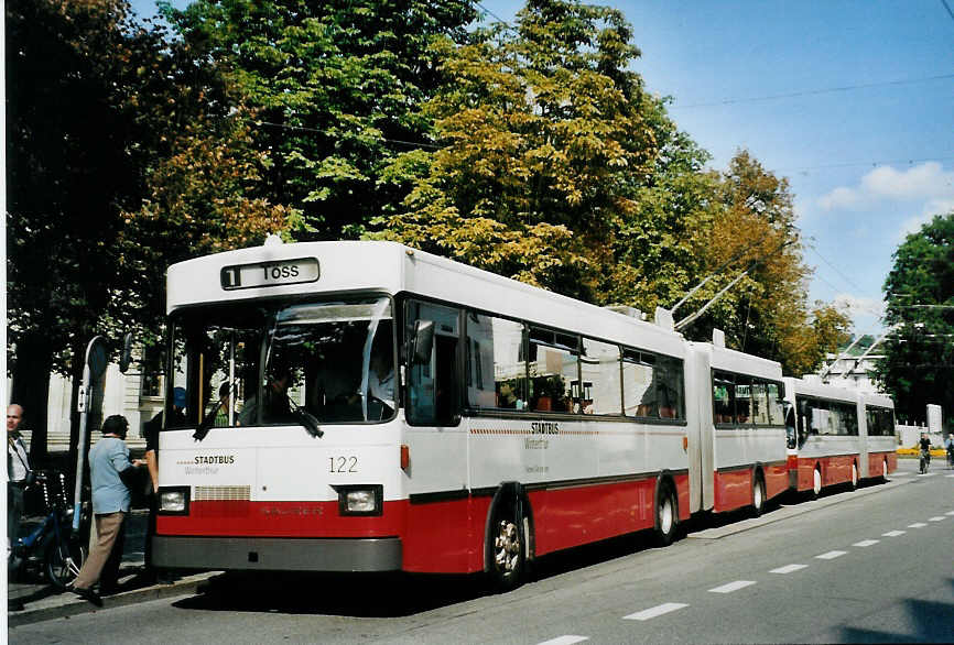 (080'135) - SW Winterthur - Nr. 122 - Saurer/FHS Gelenktrolleybus am 28. August 2005 in Winterthur, Stadthaus