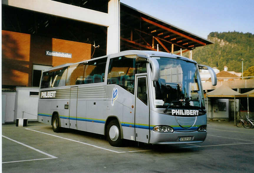 (080'328) - Aus Frankreich: Philibert, Lyon - 8766 XY 69 - Scania/Irizar am 7. September 2005 in Thun, Grabengut