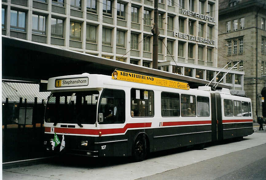 (080'808) - VBSG St. Gallen - Nr. 107 - Saurer/Hess Gelenktrolleybus am 18. Oktober 2005 beim Bahnhof St. Gallen