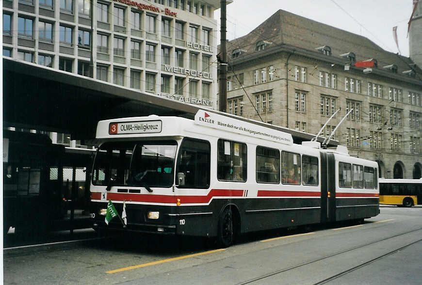 (080'812) - VBSG St. Gallen - Nr. 110 - Saurer/Hess Gelenktrolleybus am 18. Oktober 2005 beim Bahnhof St. Gallen