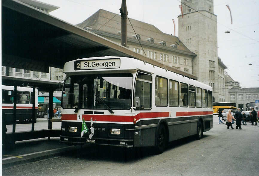 (080'816) - VBSG St. Gallen - Nr. 214/SG 141'214 - Saurer/Hess am 18. Oktober 2005 beim Bahnhof St. Gallen
