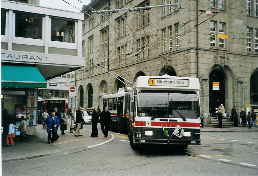 (080'912) - VBSG St. Gallen - Nr. 111 - Saurer/Hess Gelenktrolleybus am 18. Oktober 2005 beim Bahnhof St. Gallen