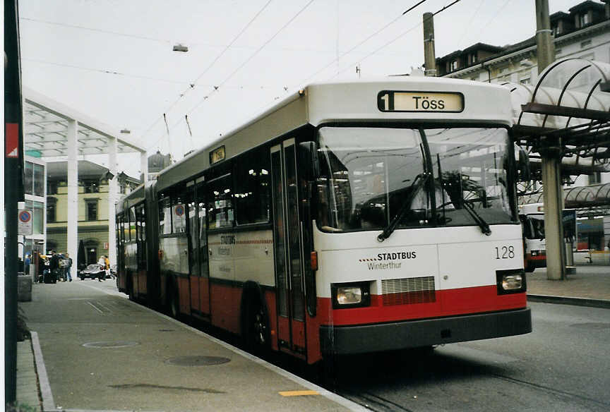 (080'930) - SW Winterthur - Nr. 128 - Saurer/FHS Gelenktrolleybus am 18. Oktober 2005 beim Hauptbahnhof Winterthur