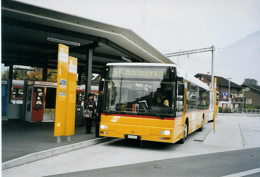 (081'110) - Dillier, Sarnen - Nr. 5/OW 10'002 - MAN am 20. Oktober 2005 beim Bahnhof Sarnen