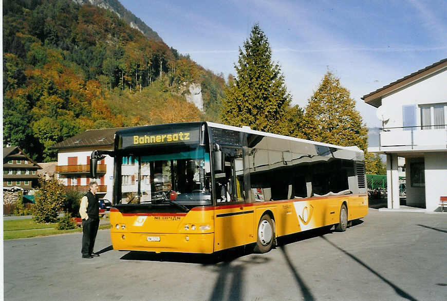 (081'115) - Thepra, Stans - Nr. 18/NW 5258 - Neoplan am 20. Oktober 2005 beim Bahnhof Dallenwil