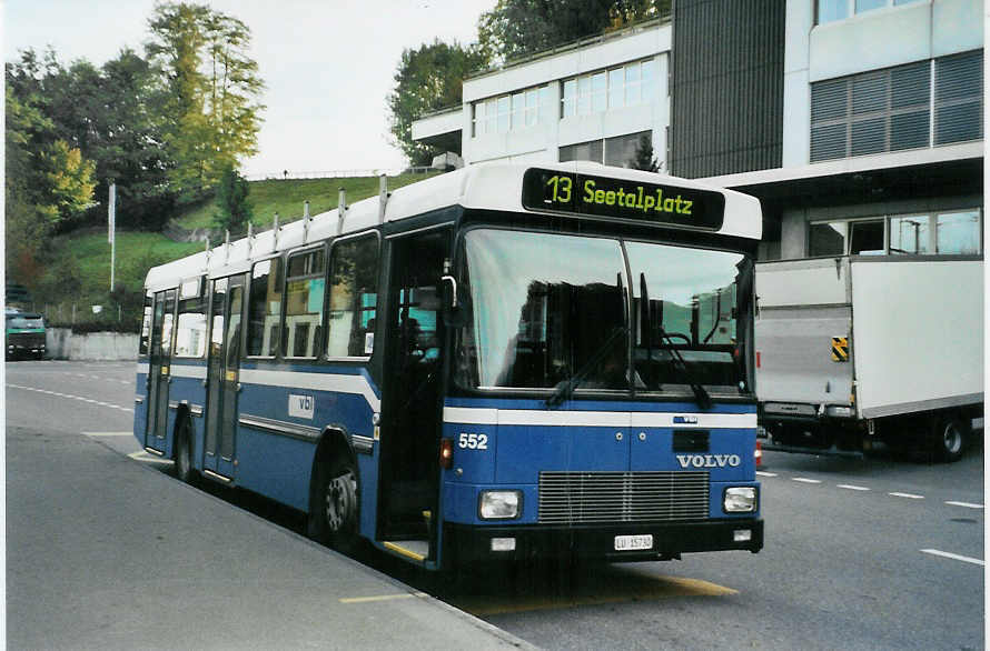 (081'227) - VBL Luzern - Nr. 552/LU 15'730 - Volvo/Hess (ex Nr. 61) am 21. Oktober 2005 beim Bahnhof Littau