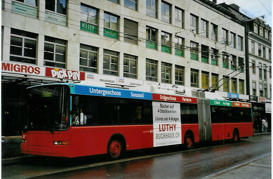(081'321) - VB Biel - Nr. 87 - NAW/Hess Gelenktrolleybus am 22. Oktober 2005 in Biel, Guisanplatz
