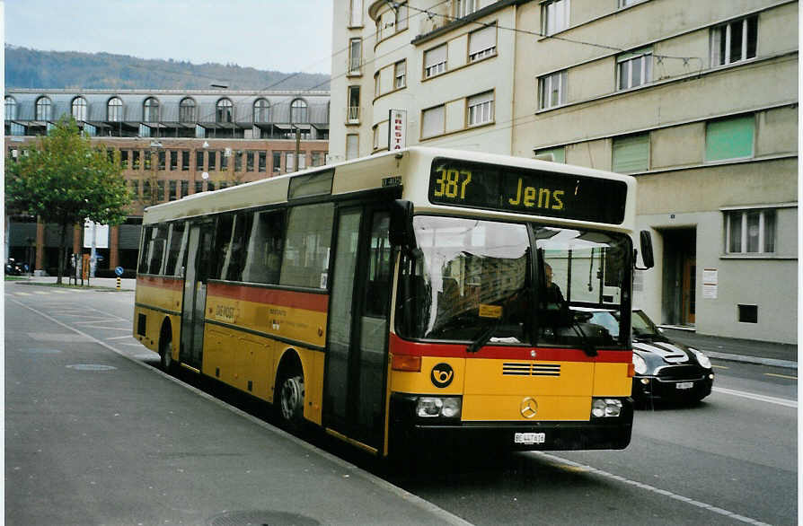(081'501) - AVA Aarberg - Nr. 6/BE 447'616 - Mercedes am 12. November 2005 beim Bahnhof Biel