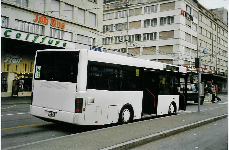(081'502) - Funi-Car, Biel - Nr. 4/BE 107'904 - MAN am 12. November 2005 beim Bahnhof Biel