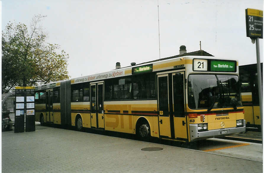 (081'517) - STI Thun - Nr. 63/BE 433'663 - Mercedes am 14. November 2005 beim Bahnhof Thun