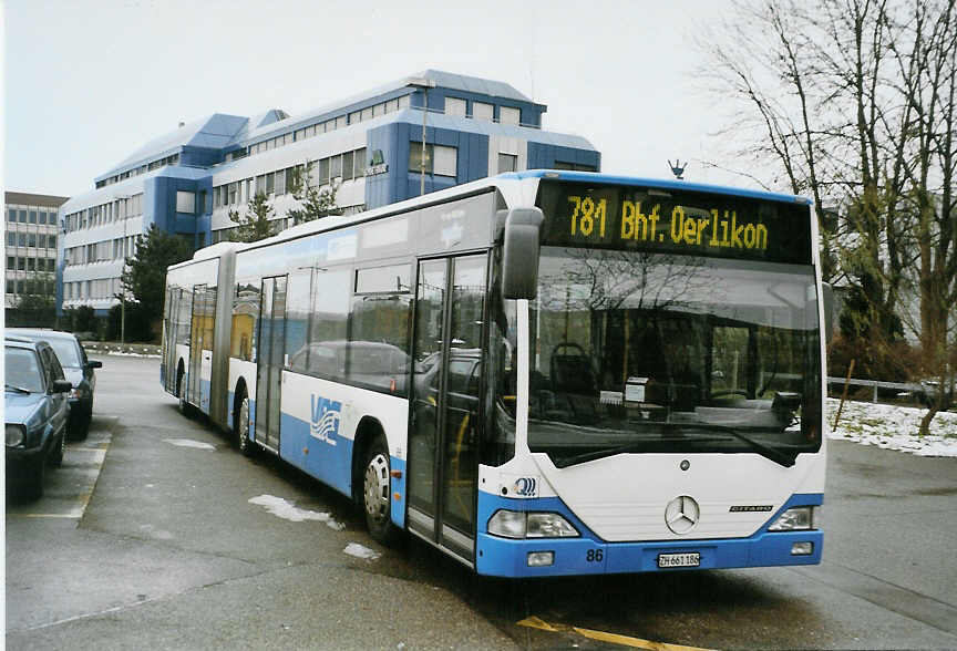 (081'622) - Welti-Furrer, Zrich - Nr. 86/ZH 661'186 - Mercedes am 28. November 2005 beim Bahnhof Glattbrugg