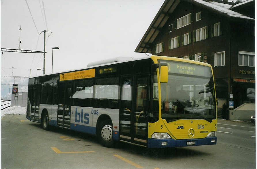 (081'824) - AFA Adelboden - Nr. 5/BE 26'705 - Mercedes am 12. Dezember 2005 beim Bahnhof Reichenbach