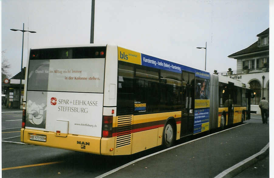 (081'830) - STI Thun - Nr. 88/BE 572'088 - MAN am 12. Dezember 2005 beim Bahnhof Thun