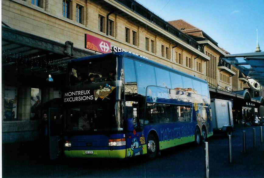 (081'919) - MOB Montreux - Nr. 5/VD 1210 - Van Hool am 18. Dezember 2005 beim Bahnhof Lausanne