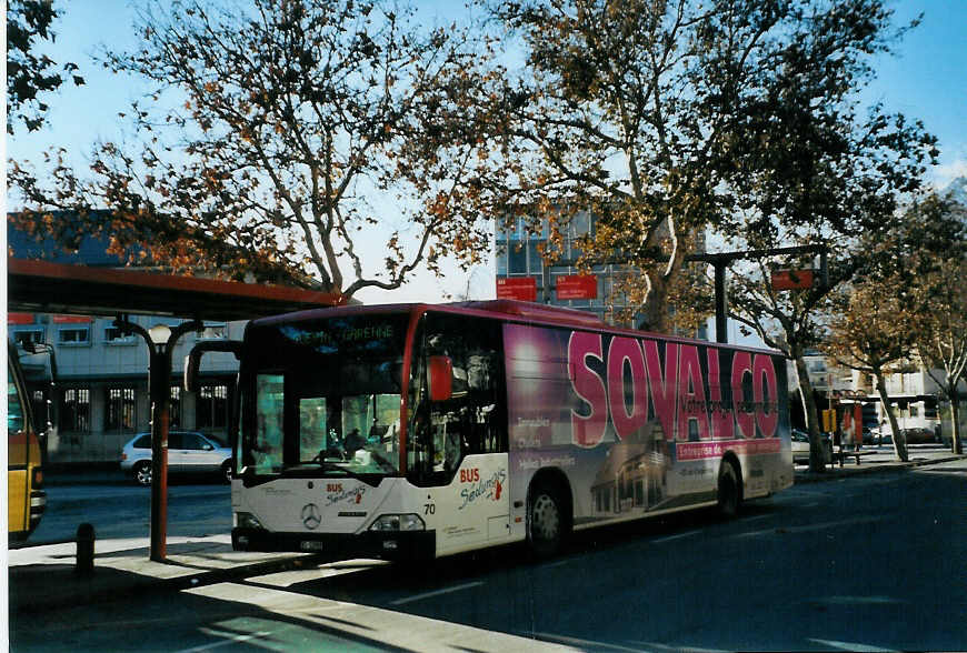 (081'927) - Lathion, Sion - Nr. 70/VS 12'989 - Mercedes am 18. Dezember 2005 beim Bahnhof Sion