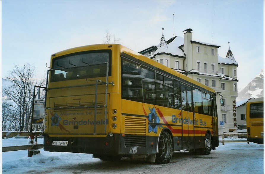 (082'019) - AVG Grindelwald - Nr. 17/BE 72'444 - Rizzi-Bus am 24. Dezember 2005 beim Bahnhof Grindelwald