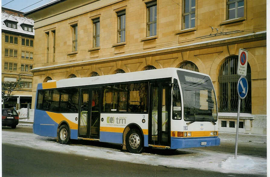 (082'135) - TC La Chaux-de-Fonds - Nr. 193/NE 55'093 - Volvo/Berkhof am 28. Dezember 2005 beim Bahnhof La Chaux-de-Fonds