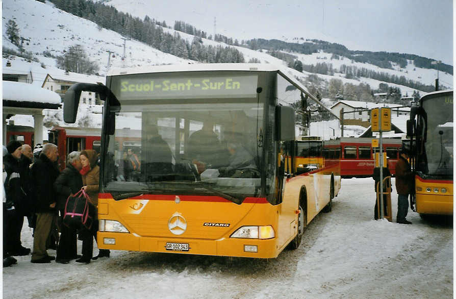 (082'407) - PostAuto Graubnden - GR 102'343 - Mercedes am 1. Januar 2006 beim Bahnhof Scuol-Tarasp