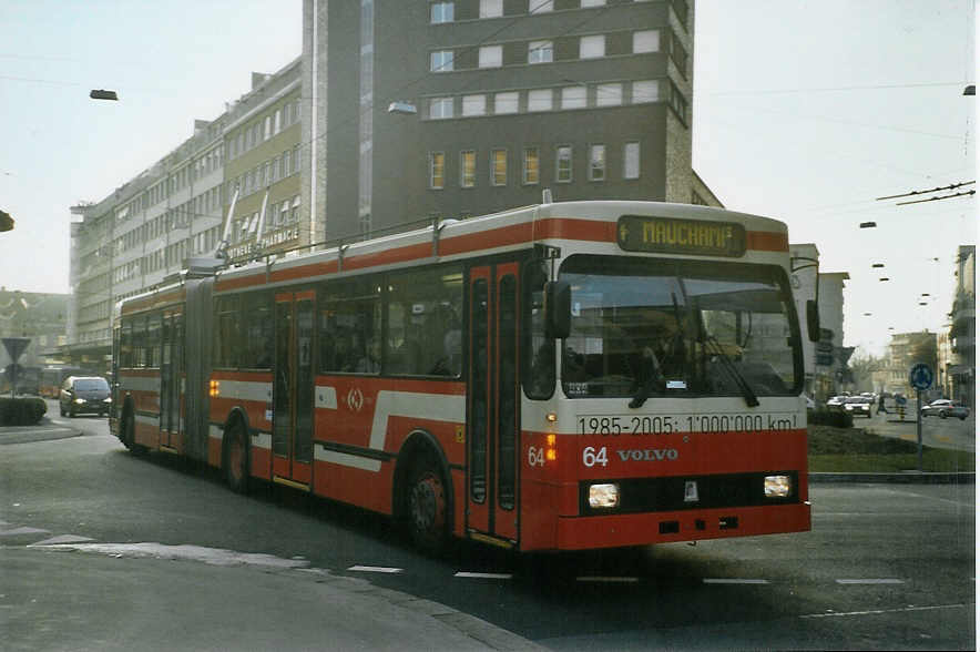 (082'508) - VB Biel - Nr. 64 - Volvo/R&J Gelenktrolleybus am 6. Januar 2006 in Biel, Guisanplatz