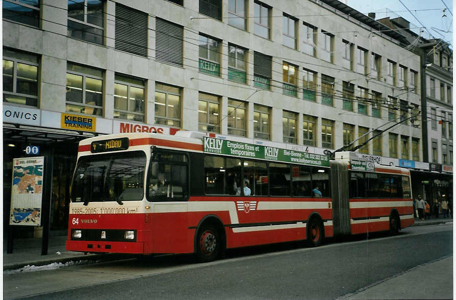 (082'523) - VB Biel - Nr. 64 - Volvo/R&J Gelenktrolleybus am 6. Januar 2006 in Biel, Guisanplatz