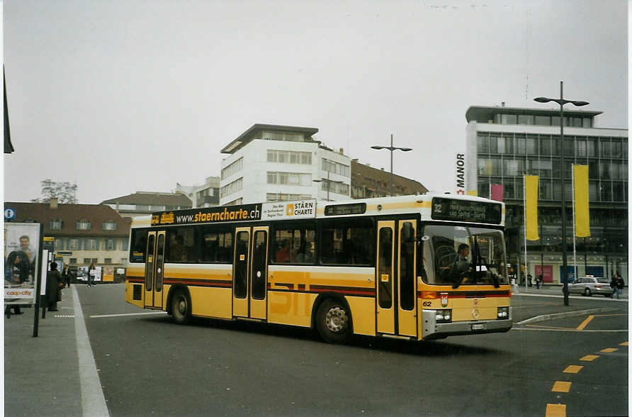 (082'525) - STI Thun - Nr. 62/BE 452'462 - Mercedes/R&J am 11. Januar 2006 beim Bahnhof Thun