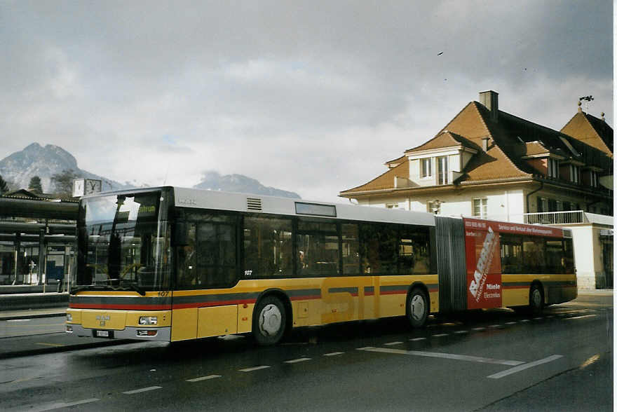 (082'710) - STI Thun - Nr. 107/BE 521'107 - MAN am 22. Januar 2006 beim Bahnhof Spiez