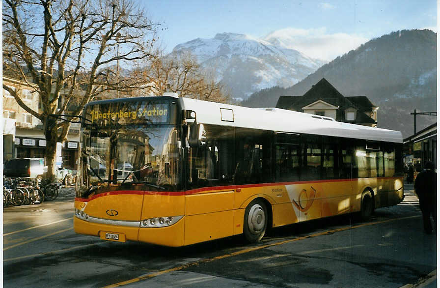(082'803) - PostAuto Bern - BE 610'536 - Solaris am 22. Januar 2006 beim Bahnhof Interlaken West