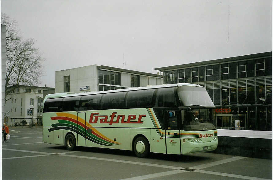 (083'319) - Gafner, Thun - Nr. 23/BE 317'730 - Neoplan am 25. Februar 2006 beim Bahnhof Interlaken Ost