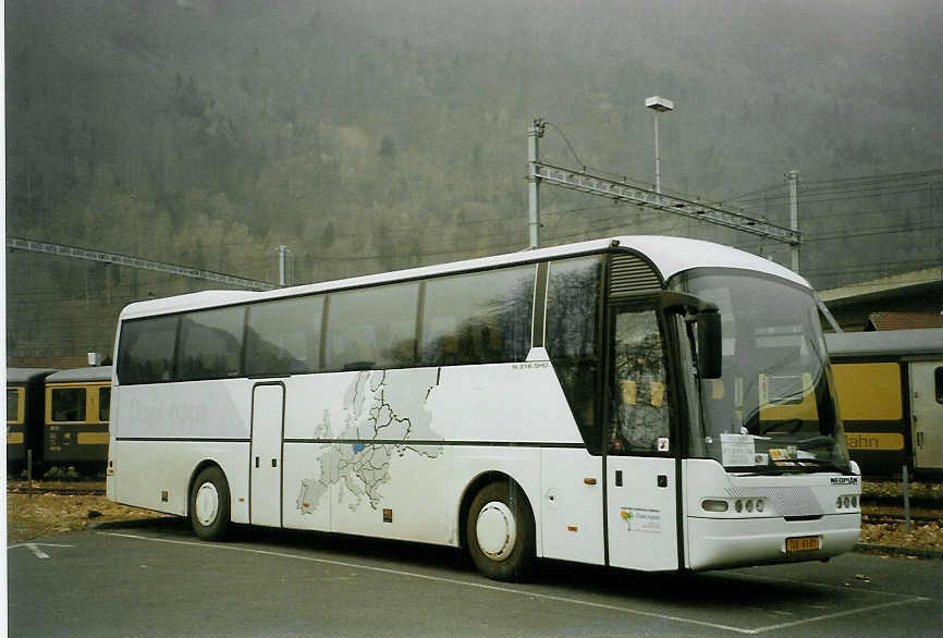 (083'323) - Aus der Tschechoslowakei: Autobusov, Doprova - TUA-61-01 - Neoplan am 25. Februar 2006 beim Bahnhof Interlaken Ost