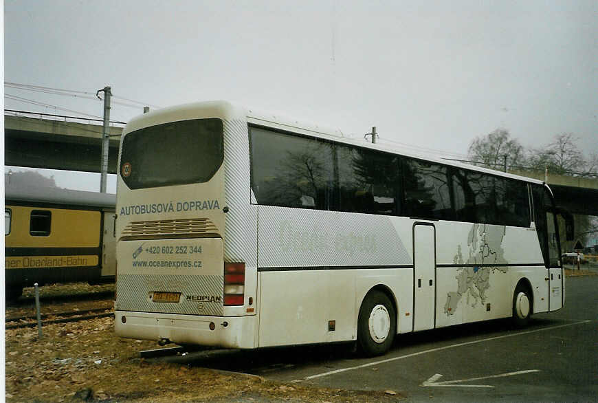 (083'324) - Aus der Tschechoslowakei: Autobusov, Doprova - TUA-61-01 - Neoplan am 25. Februar 2006 beim Bahnhof Interlaken Ost